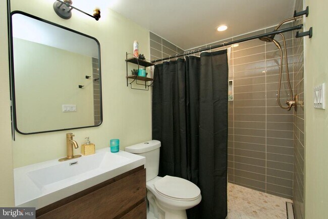 Building Photo - 301 S Reynolds St