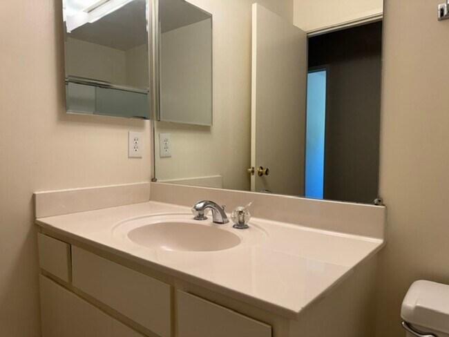 Building Photo - 2 story townhome with attached garage & no shared walls! Move in ready!