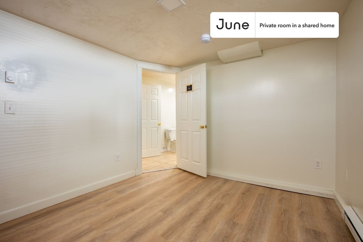 Building Photo - Private bedroom in 5 bed/2 bath Home