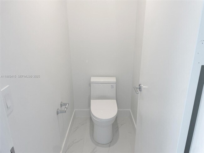 Building Photo - 700 NE 24th St