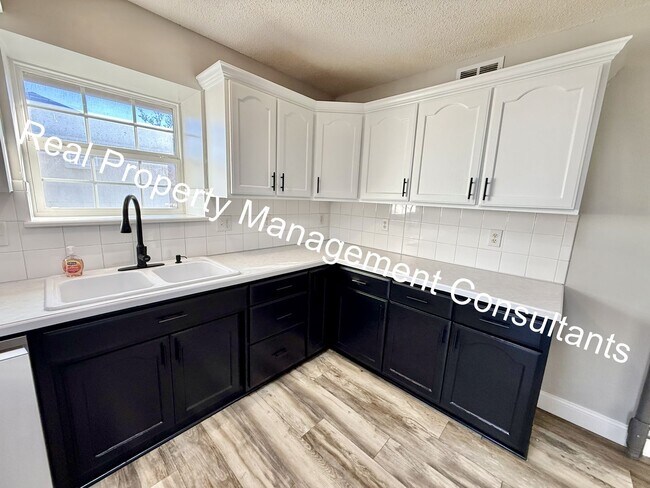 Building Photo - 4 Bedroom with Flexible Living & Modern Charm