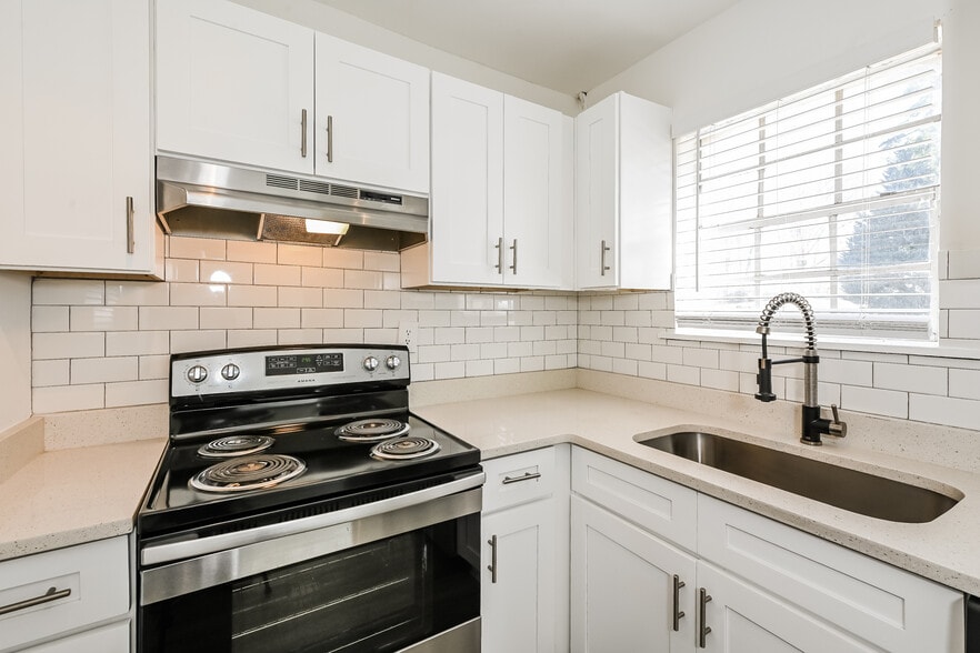 Building Photo - White Oak Townhomes