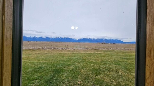 Building Photo - Large House with beautiful landscaping and mission mountain views