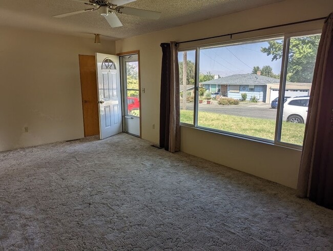 Building Photo - Spacious Clarkston 3 bed/2 Bath Pet-friendly House with Large Fenced Backyard