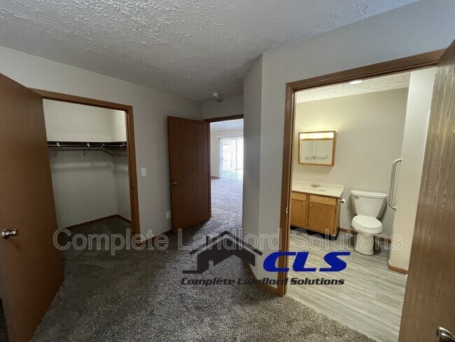 Building Photo - 558 College Ave