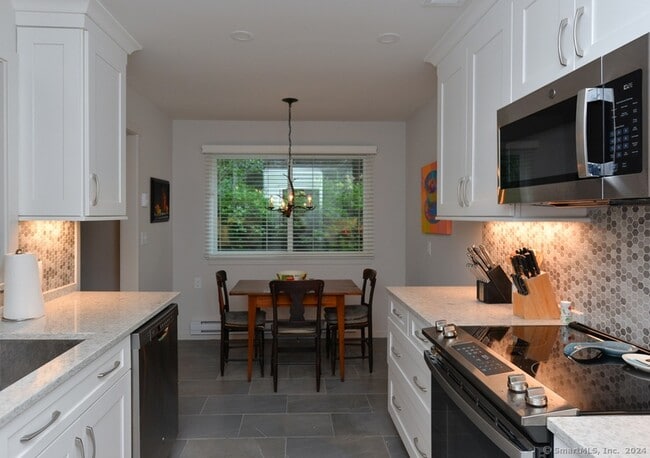 Building Photo - 595 Heritage Village