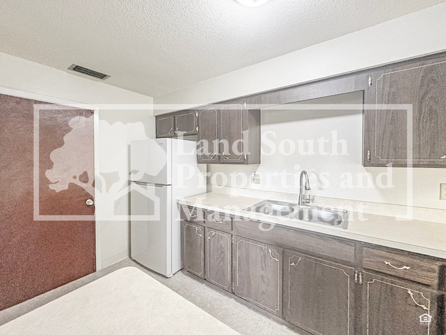 Building Photo - 815 W Carole St