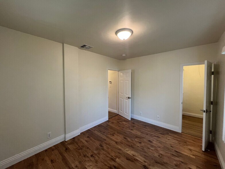 Building Photo - 2-bedroom, 1-bath home in the heart of Glendale!