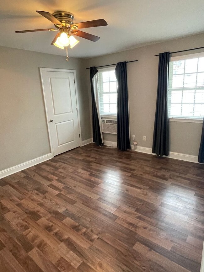 Building Photo - Renovated 1BD in Gated Complex. Washer and Dryer in Unit. Shared Outdoor Space.