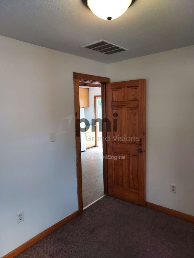 Building Photo - 1719 W Olive St