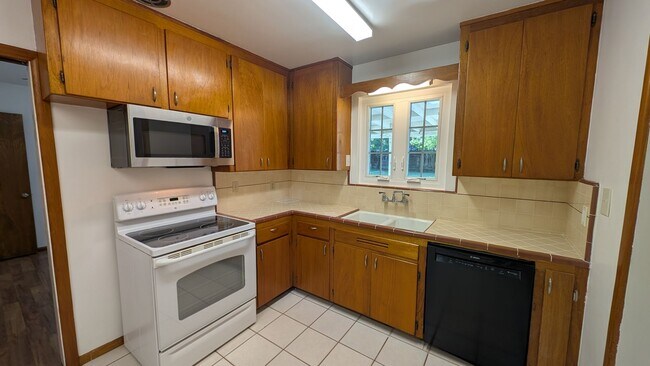 Building Photo - Less Than 1 Mile to ASU! 3 Bed / 2 Bath with Bonus room that can be an office or 4th bedroom!