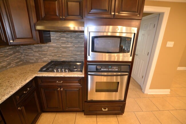 Building Photo - Must See!  Beautifully remodeled 3 bedroom, 2 bath home in Park Forest - Oakcrest Subdv