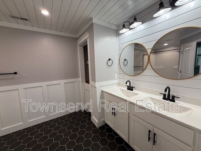 Building Photo - 83 Kotata Ave