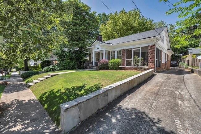 Building Photo - 876 Courtenay Dr NE