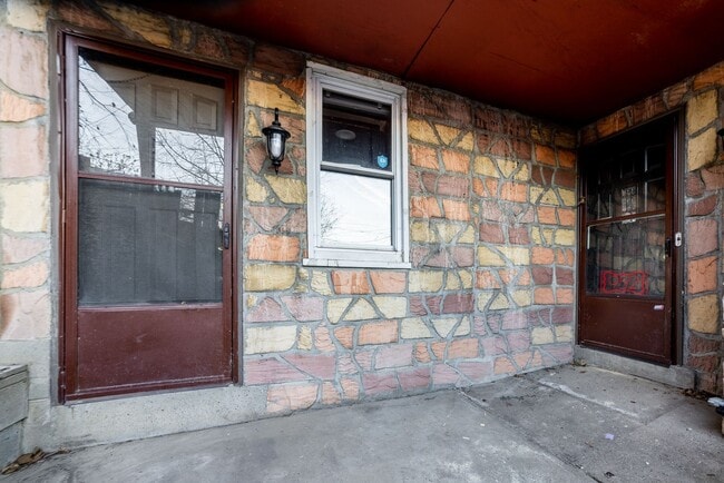 Building Photo - Available August 2026 - 2 Bedroom Home w/ LOADS of Character & Central AC Throughout!