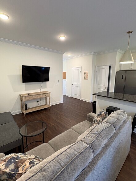 Building Photo - 5535 Stream Ln