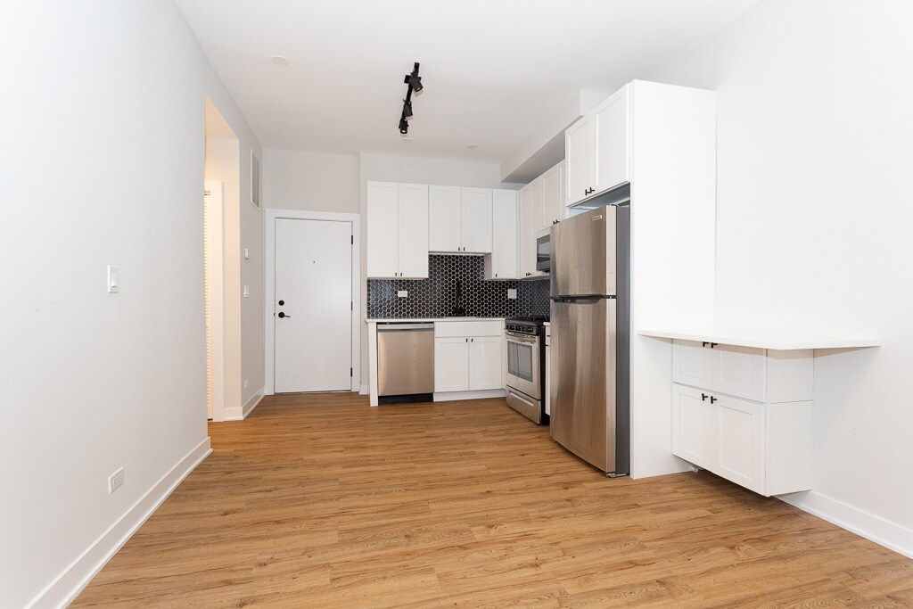 Building Photo - 659 W Wrightwood Ave
