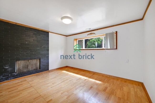 Building Photo - Beautiful Single Family House Bellevue Ava...