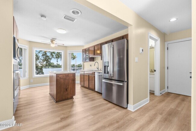 Building Photo - 2718 Country Club Dr