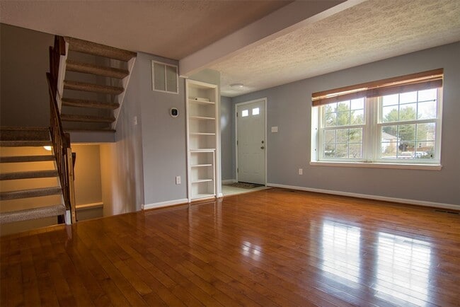 Building Photo - Commuters dream. Beautiful 3 BR 2 FB, 2 HB townhome