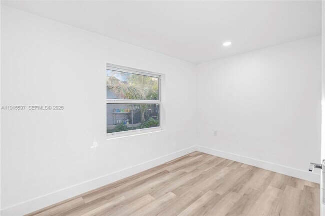 Building Photo - 216 NE 160th St