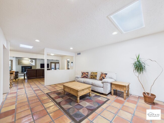 Building Photo - Fully Furnished Home available Now!