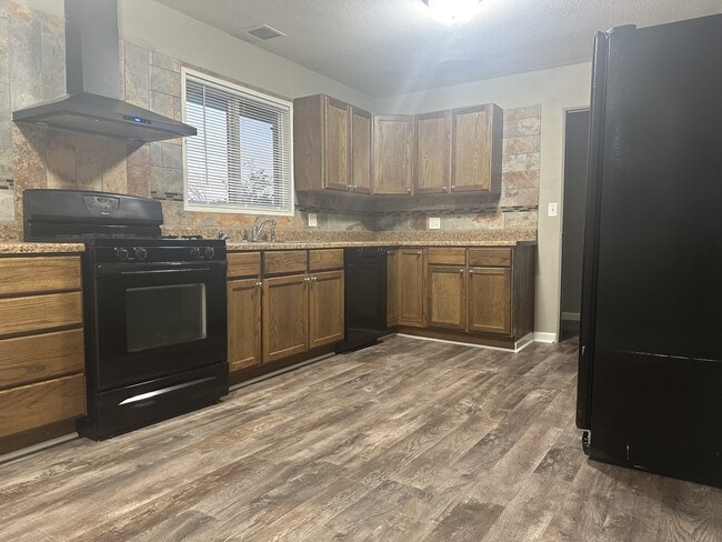 Building Photo - 602 Sara St