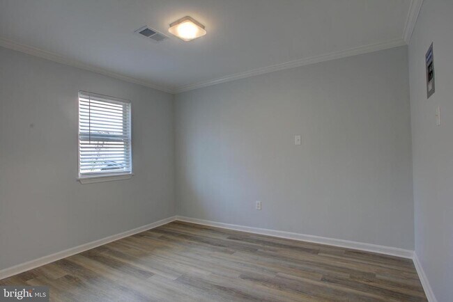 Building Photo - 232 Cabbel Dr