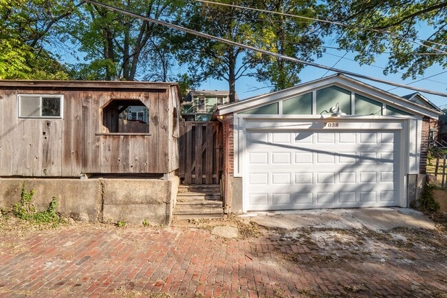 Building Photo - Hi-Pointe Adjacent House!