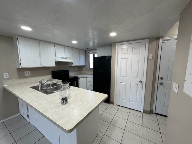 Building Photo - 460 E Elm St