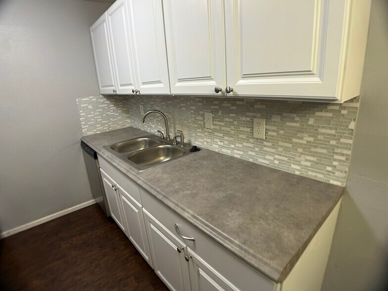 Building Photo - 1400 Golden Cir