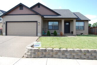 Building Photo - 3 Bedroom 2 Bath Dayton OR