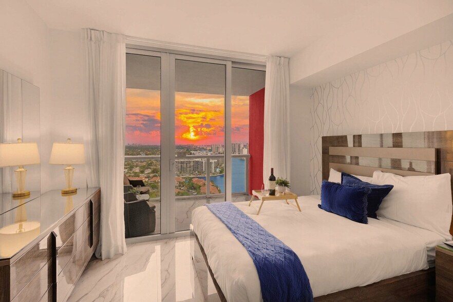 Building Photo - 2602 E Hallandale Beach Blvd