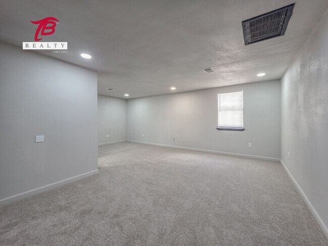 Building Photo - Charming and Newly Renovated 4-Bedroom Hom...