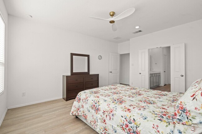 Building Photo - 5026 Lavaridge Dr