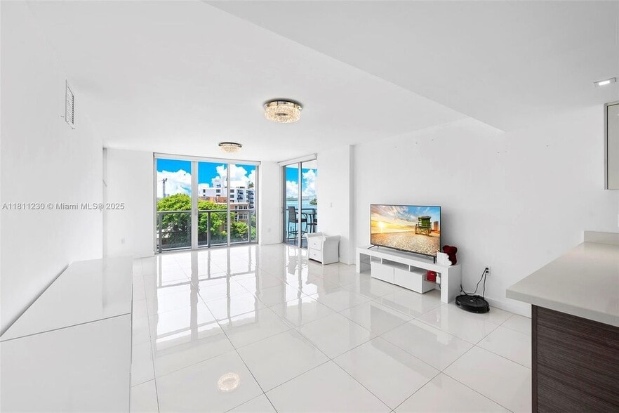 Building Photo - 9901 E Bay Harbor Dr