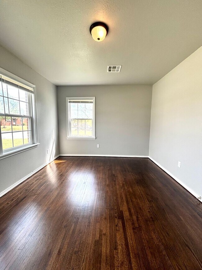 Building Photo - Newly Updated 2-bedroom, 1-bathroom Home