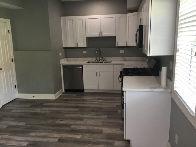 Open kitchen - 3880 Tommy Dr