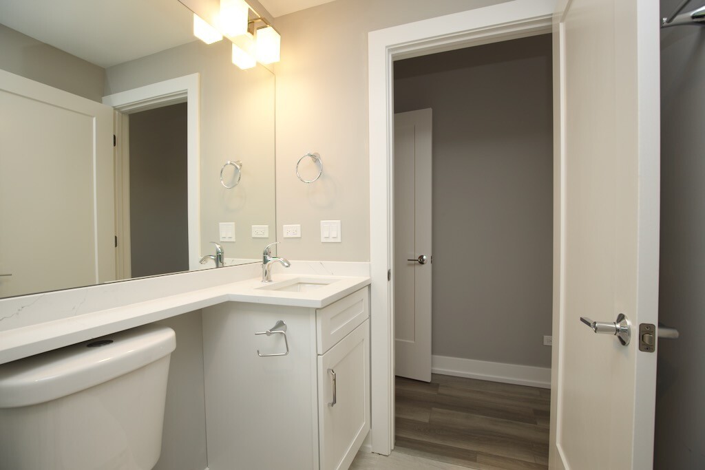 Building Photo - 3938 N Janssen Ave