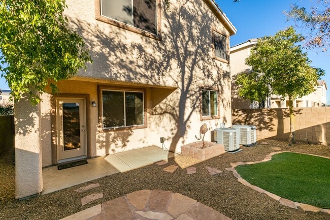 Building Photo - Great 3 bedroom house with a large loft an...