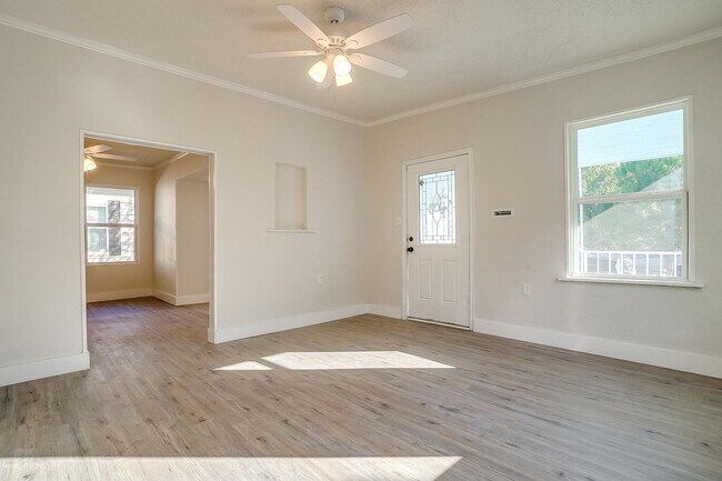 Building Photo - Newly Remodeled 2 Bed, 1 Bath Home near Hi...