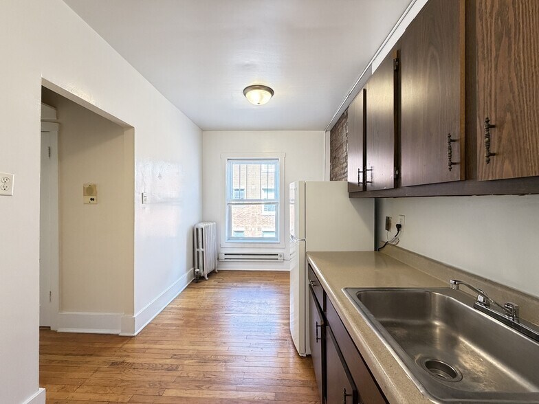 Building Photo - 934 W Cornelia Ave
