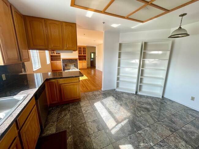 Building Photo - Spacious 3 Bedroom House