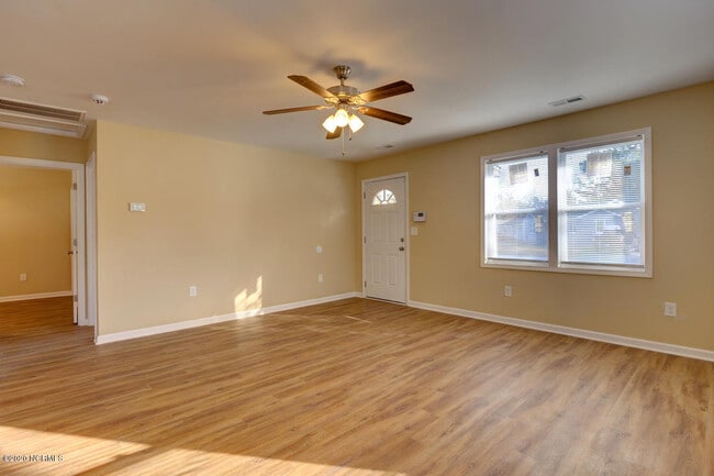 Building Photo - 2251 Onslow Dr