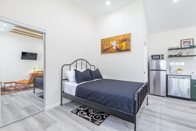 Building Photo - Newly Renovated Guest House Studio in Granada Hills - Utilities & wifi included!