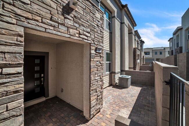 Building Photo - Stunning Home Located in the Desirable Bla...