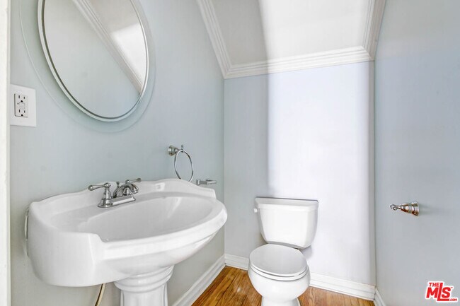 Building Photo - 424 N Gardner St