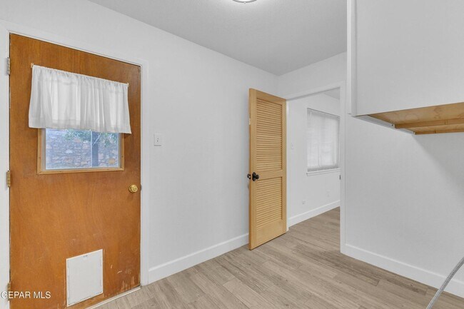 Building Photo - Come to check this beautiful house 4 bedrooms, possible 5th bed and 3 baths.