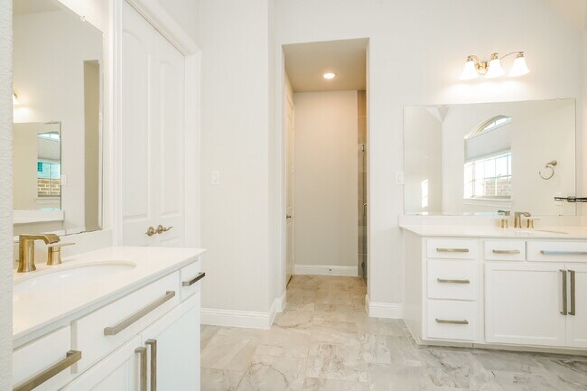 Building Photo - COMING SEPTEMBER - Spectacular Mansfield Retreat with Pool & Outdoor Kitchen!