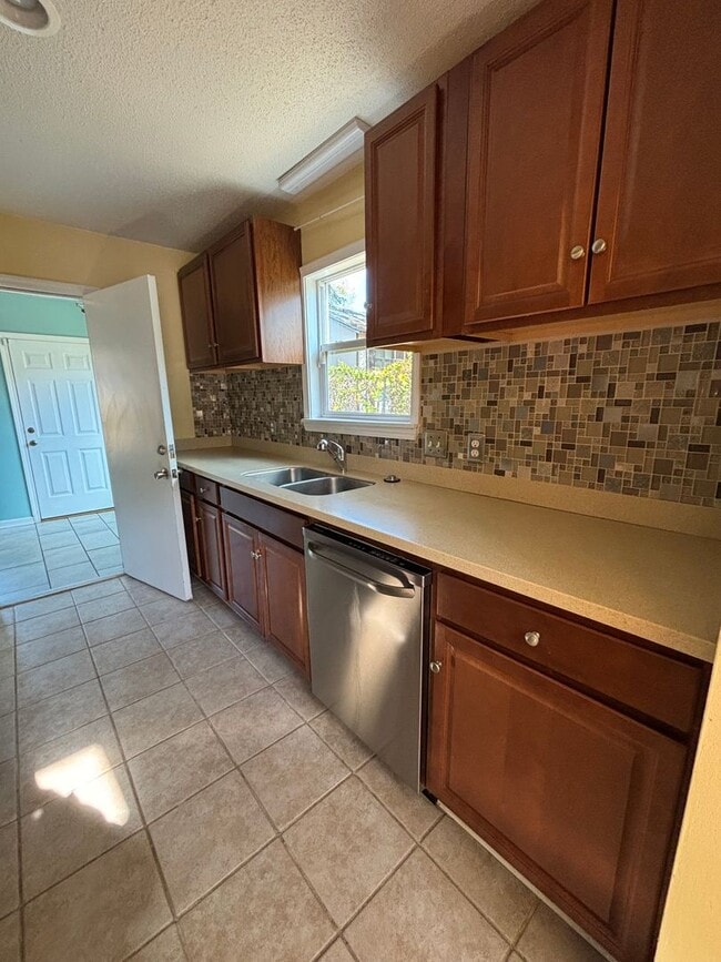 Building Photo - FOR RENT